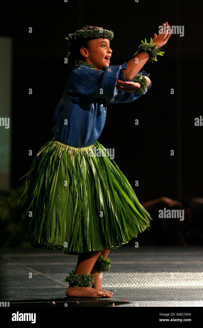 August 2009 - Modesto, Kalifornien, USA - TIARE GODINET, 10, aus Kailua, Hawaii, von der Gruppe Pua 'O Na Ali'i, tanzt einen Solo-Hula-Tanz im Wettbewerb beim fünften jährlichen George Na`Oope Kane Hula Festival im Double Tree Hotel (Kreditbild: Modesto Bee/ZUMAPRESS.com) Stockfoto